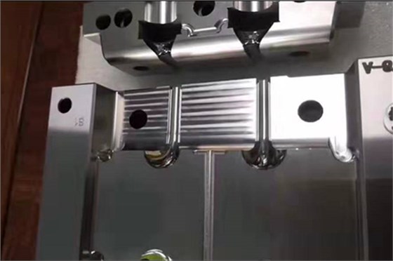 深圳藍(lán)牙耳機(jī)模具哪家好？博騰納出品耳機(jī)有分模線但你看不見！