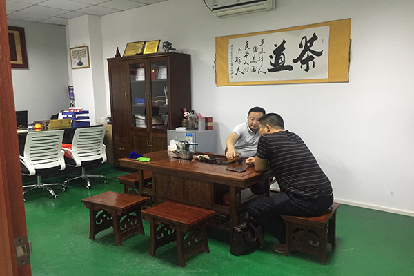 注塑模具制造廠——耳機外殼用什么材料做出來才好看？