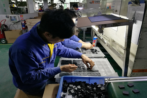 選擇藍牙耳機模具廠——開模前您需要了解這個！