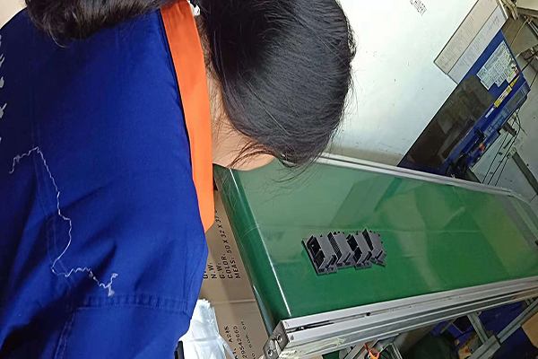 塑膠模具知識——冷除了加衣服，還要注意「加強筋」